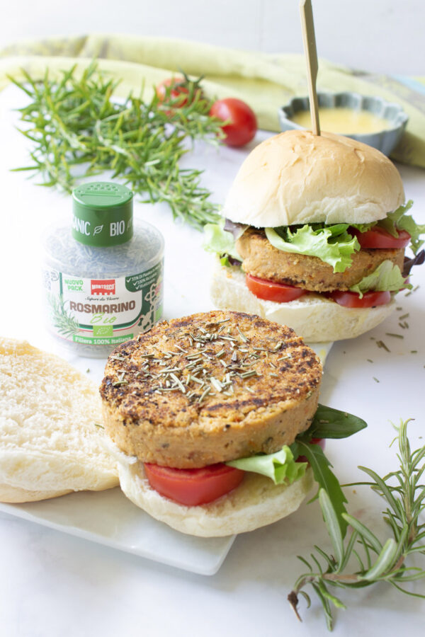 Burger di ceci al rosmarino con salsa all’arancia